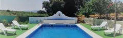 Zwembad met ligstoelen